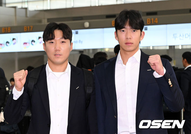 [OSEN=인천공항, 지형준 기자] 두산 베어스 선수단이 24일 오후 인천국제공항을 통해 전지훈련지인 호주 시드니로 출국했다.두산은 44명의 선수단과 함께 호주 시드니와 일본 미야자키에서 스프링캠프 담금질에 돌입한다.투수 22명, 포수 4명, 내야수 9명, 외야수 9명이 참가하며 신인 중에서는 1라운드 지명자 내야수 박준순과 3라운드 지명자 투수 홍민규가 이름을 올렸다. 아울러 지난해 11월 롯데와의 트레이드로 합류한 외야수 김민석과 추재현도 스프링캠프에서 본격 눈도장을 받는다.두산 추재현, 김민석이 포토타임을 하고 있다. 2025.01.24 / 