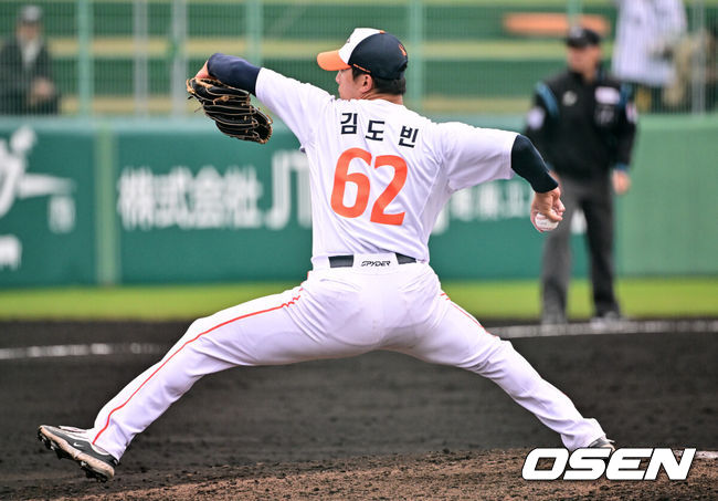 [OSEN=오키나와(일본), 조은정 기자] 한화 이글스가 23일(한국시간) 일본 오키나와 오키나와 니시자키 야구장에서 일본프로야구 구단 지바 롯데 마린스와 연습경기를 가졌다.한화는 22일 훈련을 시작으로 8차례 연습경기를 치른 뒤 내달 4일 귀국한다.8회말 한화 김도빈이 역투하고 있다. 2025.02.23 /cej@osen.co.kr