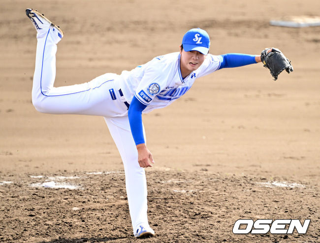 [OSEN=오키나와(일본), 조은정 기자] 25일(한국시간) 일본 오키나와 온나손 아카마 구장에서 삼성 라이온즈와 SSG 랜더스의 연습경기가 열렸다.삼성은 오키나와에서 국내와 일본 팀을 상대로 연습 경기를 7번 치른 뒤 3월 5일 귀국, 시범경기를 준비한다.7회 삼성 박주혁이 역투하고 있다. 2025.02.25 /cej@osen.co.kr
