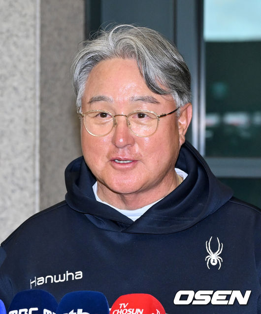 [OSEN=인천공항, 민경훈 기자] 4일 오후 한화 이글스 선수단이 스프링캠프 훈련을 마치고 귀국했다.한화 이글스는 이날 일본 오키나와 2차 스프링캠프 훈련 마치고 귀국했다.한화 김경문 감독이 입국장을 나선 후 인터뷰를 하고 있다. 2025.03.04 /rumi@osen.co.kr