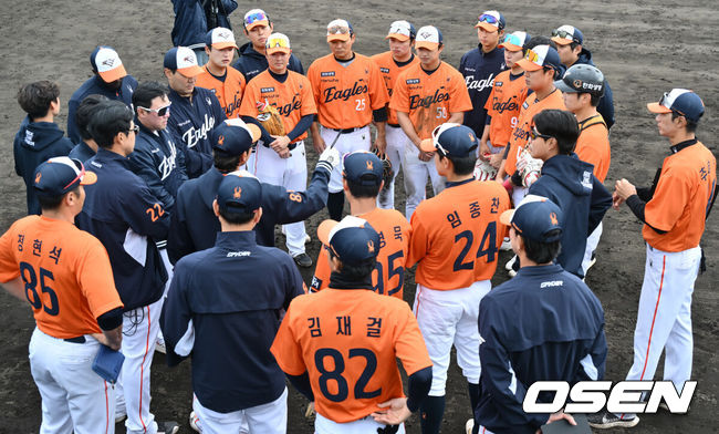 [OSEN=오키나와(일본), 조은정 기자] 한화 이글스가 22일(한국시간) 일본 오키나와 우루마시 구시카와 야구장에서 일본 한신 타이거즈 2군과의 연습경기가 열렸다.이날 한화는 한신을 상대로 8-4 역전승을 거뒀다.경기 후 미팅 갖는 야수조. 2025.02.21 /cej@osen.co.kr