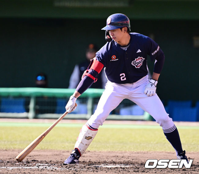 [OSEN=미야자키(일본), 지형준 기자] 프로야구 두산 베어스가 24일 일본 미야자키 산마린 스타디움에서 펼쳐진 일본프로야구 요미우리 자이언츠 2군과의 스프링캠프 3차 평가전에서 0-0 무승부를 거뒀다. 선발로 나선 새 외국인투수이자 에이스 콜 어빈은 2이닝 1피안타 2탈삼진 2사사구 무실점으로 첫 실전을 마쳤다. 마운드는 어빈에 이어 신인 홍민규(1이닝 무실점)-최승용(2이닝 무실점)-김명신(1이닝 무실점)-박정수(1이닝 무실점)-박지호(1이닝 무실점)-최종인(1이닝 무실점) 순으로 뒤를 든든히 지켰다. 8회 두산 김민석이 타석을 준비하고 있다. 2025.02.24 /jpnews@osen.co.kr
