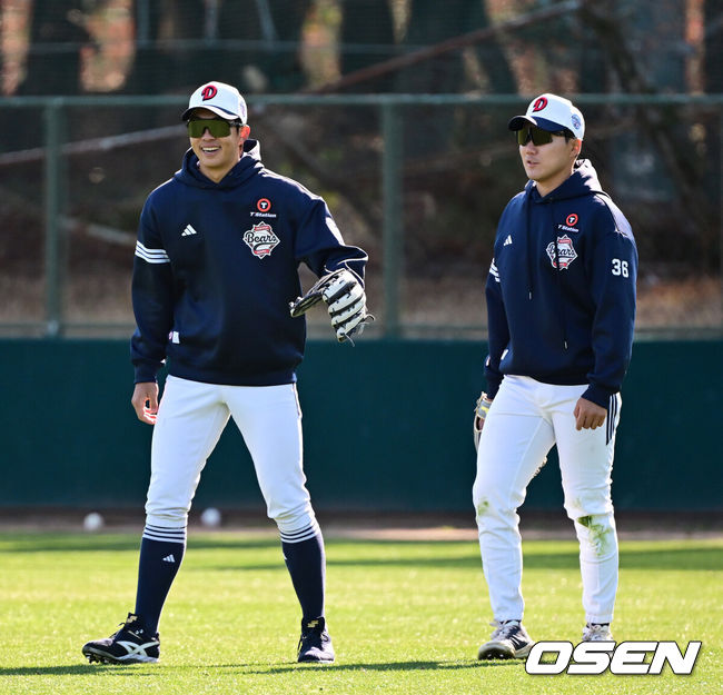 [OSEN=미야자키(일본), 지형준 기자] 20일 일본 미야자키 히나타 히무카 스타디움에서 두산 베어스 2차 스프링캠프 2일차 훈련이 진행됐다. 지난 18일 2차 스프링캠프지인 일본 미야자키로 출국한 두산은 '구춘 대회' 포함 7차례 연습경기를 치를 예정이다.두산 김민석, 추재현이 수비 훈련을 하고 있다. 2025.02.20 /jpnews@osen.co.kr