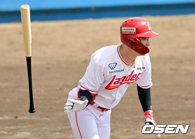 [OSEN=오키나와(일본), 조은정 기자] 27일 일본 오키나와 고친다구장에서 한화 이글스 SSG 랜더스의 연습경기가 열렸다.한화는 2월 22일 훈련을 시작으로 8차례 연습경기를 치른 뒤 내달 4일 귀국한다.3회초 무사 1,3루 SSG 최지훈이 선제 적시타를 날리고 있다. 2025.02.27 /cej@osen.co.kr