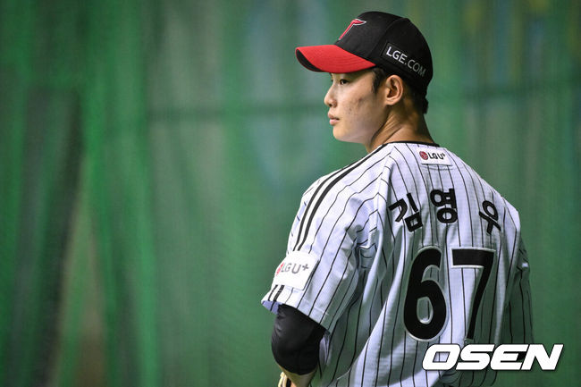 [OSEN=오키나와(일본), 조은정 기자][OSEN=오키나와(일본), 조은정 기자]4일(현지시간) 일본 오키나와 기노자구장에서 LG 트왼스와 SSG 랜더스의 연습경기가 우천으로 취소됐다.LG와 SSG는 이날 연습경기를 마지막으로 오키나와 스프링 캠프 일정이 끝날 예정이었으나 우천으로 취소됐다.LG 김영우가 캐치볼을 하고 있다. 2025.03.04 /cej@osen.co.kr