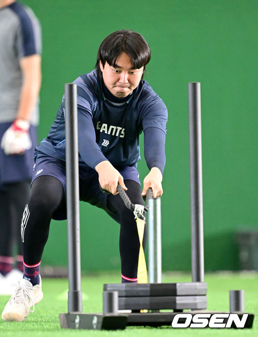 [OSEN=타이난(대만), 최규한 기자] 프로야구 롯데 자이언츠가 19일(한국시간) 대만 타이난 아시아-태평양 국제야구센터에서 진행된 2025 시즌 스프링캠프에서 구슬땀을 흘렸다. 김태형 감독을 비롯해 코칭스태프 13명과 함께 투수 20명, 포수 5명, 내야수 9명, 외야수 7명으로 총 41명의 선수들이 함께하는 1차 스프링캠프는 오는 21일까지 진행된다.롯데 정철원이 웨이트 훈련을 펼치고 있다. 2025.02.19 / dreamer@osen.co.kr