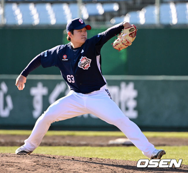 [OSEN=미야자키(일본), 지형준 기자] 두산 베어스가 26일 일본 미야자키 산마린 스타디움에서 일본프로야구 세이부 라이온스와의 구춘대회 첫 경기를 가졌다. 두산은 2차 스프링캠프 연습경기 1승 1무 1패를 기록 중이다. 첫 경기 세가사미전 1-8 패배에 이어 세이부 라이온스전 5-4 승리, 요미우리 자이언츠 2군전 0-0 무승부를 거뒀다. 9회말 두산 김택연이 역투하고 있다. 2025.02.26 /jpnews@osen.co.kr