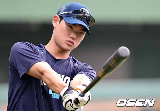 [OSEN=타이난(대만), 최규한 기자] 프로야구 NC 다이노스가 26일(한국시간) 대만 타이난 아시아-태평양 국제야구센터에 대만 프로야구팀 퉁이 라이온스와 연습경기를 가진다.NC CAMP 2 타이난은 총 41명의 선수가 참여한다. 내달 4일까지 대만프로야구(CPBL) 팀들과 8경기 평가전을 통해 실전 감각을 끌어올릴 예정이다.NC 김주원이 타격 훈련을 준비하고 하다. 2025.02.26 / dreamer@osen.co.kr
