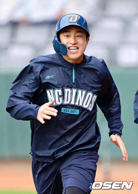 [OSEN=타이난(대만), 최규한 기자] 프로야구 NC 다이노스가 24일(한국시간) 대만 타이난 아시아-태평양 국제야구센터에 대만 프로야구팀 타이강 호크스와 연습경기를 가졌다.NC CAMP 2 타이난은 총 41명의 선수가 참여한다. 내달 4일까지 대만프로야구(CPBL) 팀들과 8경기 평가전을 통해 실전 감각을 끌어올릴 예정이다.NC 손아섭이 러닝 훈련을 펼치고 있다. 2025.02.24 / dreamer@osen.co.kr