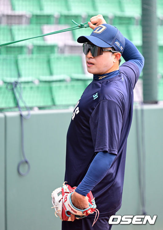 [OSEN=타이난(대만), 최규한 기자] 프로야구 NC 다이노스가 23일(한국시간) 대만 타이난 아시아-태평양 국제야구센터에 스프링캠프를 차리고 구슬땀을 흘렸다.NC CAMP 2 타이난은 총 41명의 선수가 참여한다. 내달 4일까지 대만프로야구(CPBL) 팀들과 8경기 평가전을 통해 실전 감각을 끌어올릴 예정이다.NC 손아섭이 튜빙 훈련을 펼치고 있다. 2025.02.23 / dreamer@osen.co.kr