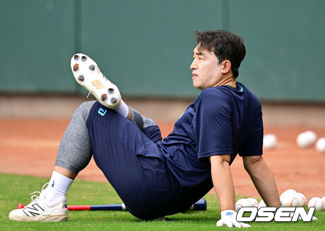 [OSEN=타이난(대만), 최규한 기자] 프로야구 NC 다이노스가 23일(한국시간) 대만 타이난 아시아-태평양 국제야구센터에 스프링캠프를 차리고 구슬땀을 흘렸다.NC CAMP 2 타이난은 총 41명의 선수가 참여한다. 내달 4일까지 대만프로야구(CPBL) 팀들과 8경기 평가전을 통해 실전 감각을 끌어올릴 예정이다.NC 손아섭이 타격 훈련을 준비하고 있다. 2025.02.23 / 