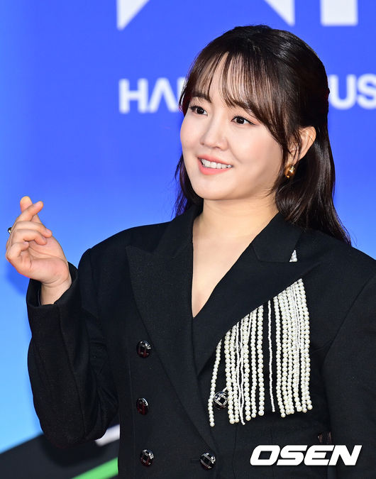 [OSEN=김성락 기자] 10일 오후 서울 송파구 잠실실내체육관에서 '30주년 한터뮤직어워즈 2022' 레드카펫 행사가 열렸다. 가수 윤하가 취재진을 향해 포즈를 취하고 있다. 2023.02.10 /ksl0919@osen.co.kr