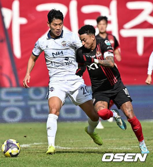 [OSEN=서울월드컵경기장, 민경훈 기자] 3일 서울월드컵경기장에서 하나은행 K리그1 2025 FC서울과 김천상무 FC의 경기가 열렸다.  FC서울은 린가드를, 김천 상무는 이동경을 앞세워 승리를 노린다. 전반 FC서울 린가드가 돌파를 시도하고 있다. 2025.03.03 / rumi@osen.co.kr