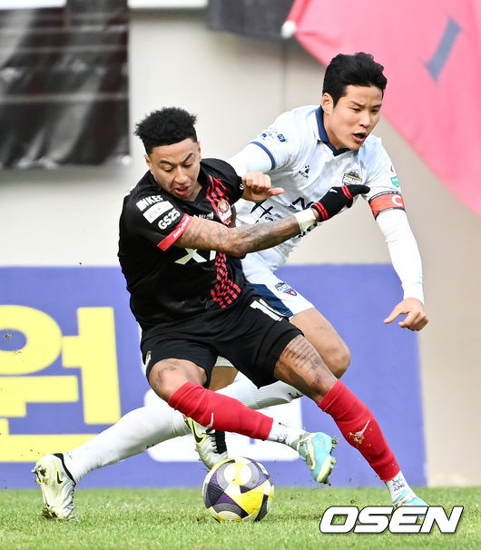 [OSEN=서울월드컵경기장, 민경훈 기자] 3일 서울월드컵경기장에서 하나은행 K리그1 2025 FC서울과 김천상무 FC의 경기가 열렸다.  FC서울은 린가드를, 김천 상무는 이동경을 앞세워 승리를 노린다. 전반 FC서울 린가드가 돌파를 시도하고 있다. 2025.03.03 / rumi@osen.co.kr