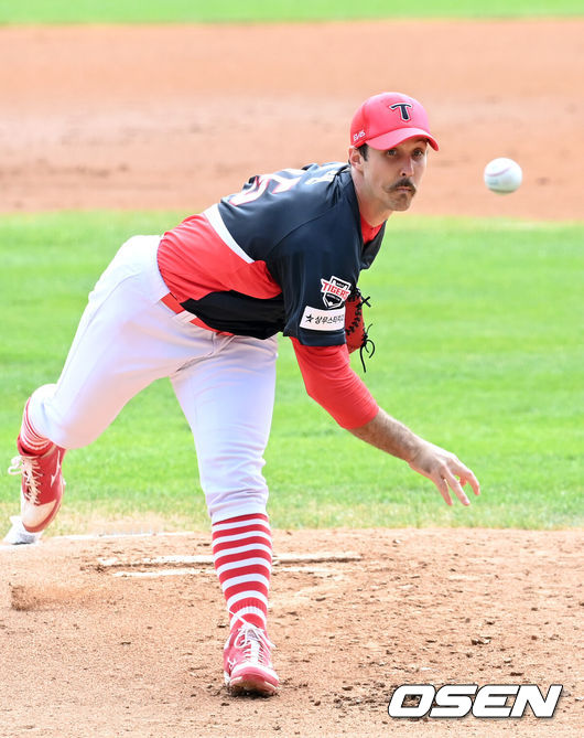 [OSEN=잠실, 조은정 기자] 19일 오후 서울 잠실야구장에서 ’2021 신한은행 SOL KBO 리그' LG 트윈스와 KIA 타이거즈의 경기가 열렸다.1회말 KIA 선발 멩덴이 힘차게 공을 던지고 있다. 2021.09.19 /cej@osen.co.kr
