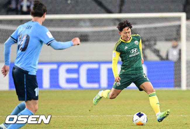 [OSEN=용인, 최규한 기자] 6일 오후 경기도 용인미르스타디움에서 ‘2024-2025 아시아축구연맹(AFC) 챔피언스리그 2 8강 1차전’ 전북 현대와 시드니FC(호주)의 경기가 열렸다.지난 2022년 이후 시드니FC와 3년 만의 리턴 매치를 펼치는 전북은 이번 8강전에서 승리와 함께 AFC 챔피언스리그 호주 클럽 상대 무패 기록도 이어가겠다는 각오다.후반 전북 이승우가 돌파를 펼치고 있다. 2025.03.06 / dreamer@osen.co.kr