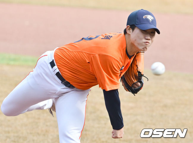 [OSEN=대전, 박준형 기자]  6일 오후 대전 한화생명 볼파크에서 한화 자체 청백전 경기가 진행됐다. 한화 이글스와 한화 퓨처스로 팀을 나눴다. 6회 퓨처스 투수 원종혁이 역투하고 있다 2025.03.06 / soul1014@osen.co.kr