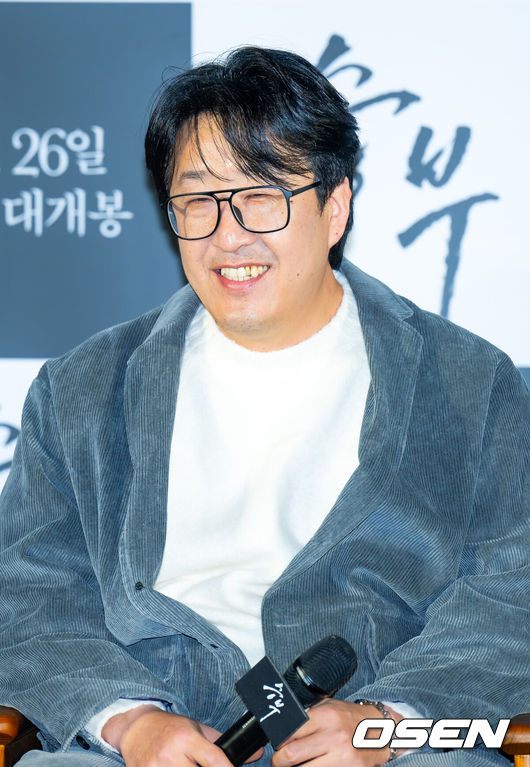 [OSEN=민경훈 기자] 7일 오전 서울 용산구 한강대로 CGV 용산아이파크몰에서 영화 '승부' 제작보고회가 열렸다.영화 '승부'는 대한민국 최고의 바둑 레전드 조훈현(이병헌 분)이 제자와의 대결에서 패한 후 타고난 승부사 기질로 다시 한번 정상에 도전하는 이야기를 그린다.배우 현봉식이 미소짓고 있다. 2025.03.07 / rumi@osen.co.kr