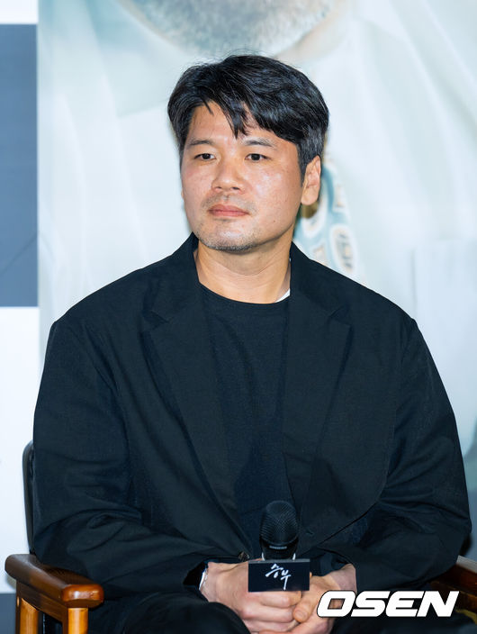 [OSEN=민경훈 기자] 7일 오전 서울 용산구 한강대로 CGV 용산아이파크몰에서 영화 '승부' 제작보고회가 열렸다.영화 '승부'는 대한민국 최고의 바둑 레전드 조훈현(이병헌 분)이 제자와의 대결에서 패한 후 타고난 승부사 기질로 다시 한번 정상에 도전하는 이야기를 그린다.질문을 받은 김형주 감독이 생각에 잠겨있다. 2025.03.07 / rumi@osen.co.kr