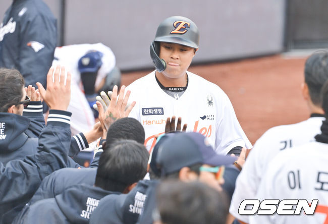 [OSEN=대전, 박준형 기자] 한화 권광민이 만루 홈런을 날린 뒤 동료들의 축하를 받고 있다. 2025.03.06 / soul1014@osen.co.kr