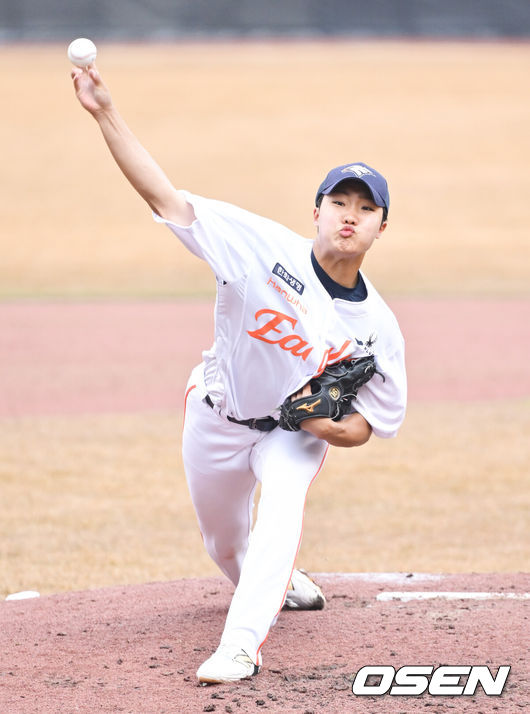[OSEN=대전, 박준형 기자] 7회 한화 정우주가 역투하고 있다. 2025.03.06 / soul1014@osen.co.kr