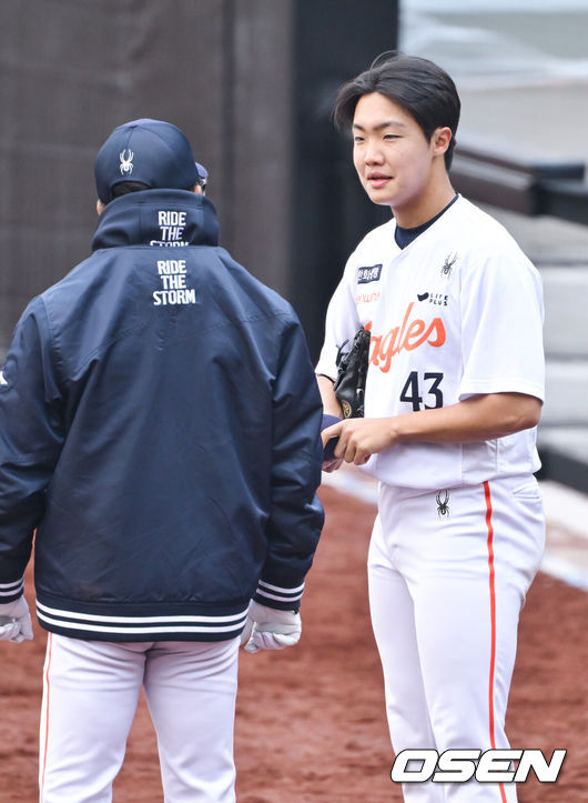 [OSEN=대전, 박준형 기자] 한화 정우주(오른쪽)가 7회 1이닝을 무실점으로 막은 뒤 양상문 투수코치와 이야기를 나누고 있다. 2025.03.06 / soul1014@osen.co.kr