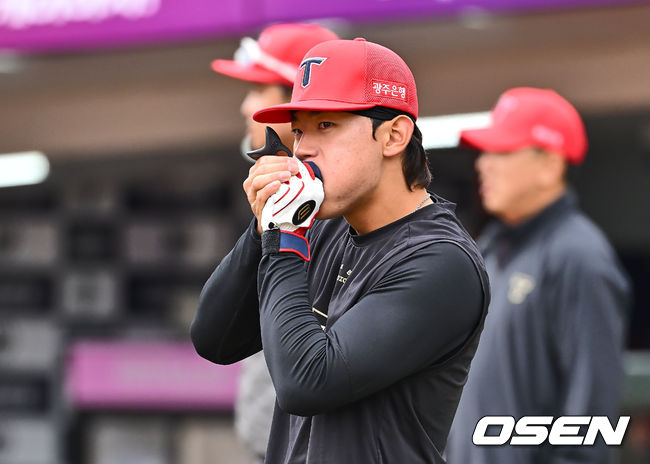 [OSEN=부산, 이석우 기자] 8일 부산 사직야구장에서 2025 신한 SOL 뱅크 KBO 리그 롯데 자이언츠와 KIA 타이거즈의 시범경기가 열린다. 8일 전국 5개 구장에서 개최되는 2025 KBO 시범경기는 오는 18일까지 10경기씩 치르게 된다.KIA 타이거즈 김도영이 훈련 중 손에 입김을 불고 있다. 2025.03.08 / foto0307@osen.co.kr