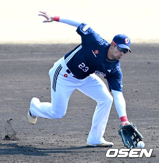 [OSEN=미야자키(일본), 지형준 기자] 두산 강승호가 3루 땅볼 타구를 처리하고 있다 2025.02.22 /jpnews@osen.co.kr