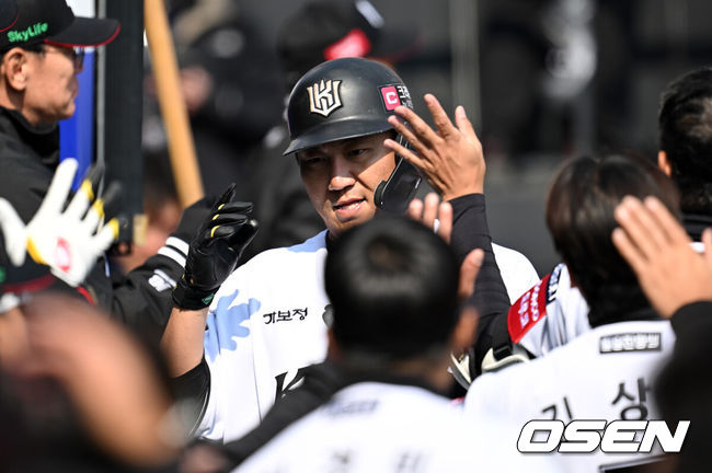 [OSEN=수원, 이대선 기자] 8일 오후 수원KT위즈파크에서  2025 신한 SOL뱅크 KBO 리그 시범경기 KT 위즈와 LG 트윈스의 경기가 열렸다.KT는 고영표, LG는 요니 치리노스를 선발 투수로 내세웠다.4회말 1사 3루에서 KT 장성우가 좌월 투런 홈런을 치고 더그아웃에서 동료들과 환호하고 있다. 2025.03.08 /sunday@osen.co.kr