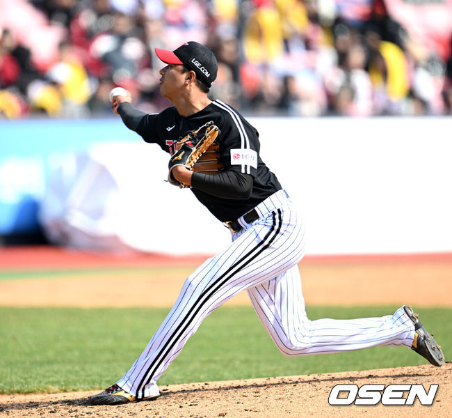 [OSEN=수원, 이대선 기자] 8일 오후 수원KT위즈파크에서  2025 신한 SOL뱅크 KBO 리그 시범경기 KT 위즈와 LG 트윈스의 경기가 열렸다.KT는 고영표, LG는 요니 치리노스를 선발 투수로 내세웠다.4회말 1사 1루에서 LG 정우영이 역투하고 있다. 2025.03.08 /sunday@osen.co.kr