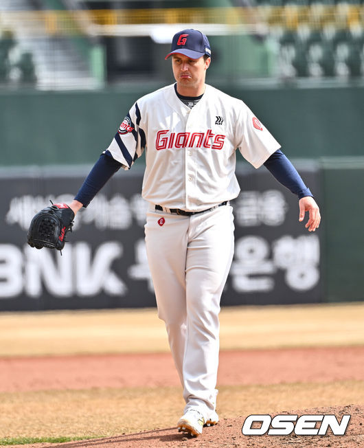 [OSEN=부산, 이석우 기자] 8일 부산 사직야구장에서 2025 신한 SOL 뱅크 KBO 리그 롯데 자이언츠와 KIA 타이거즈의 시범경기가 열렸다. 홈팀 롯데는 박세웅이 선발로 출전하고, 방문팀 KIA는 올러가 선발로 출전했다.롯데 자이언츠 데이비슨이 마운드에 오르고 있다. 2025.03.08 / foto0307@osen.co.kr