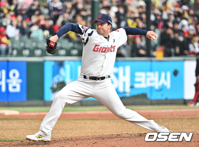[OSEN=부산, 이석우 기자] 8일 부산 사직야구장에서 2025 신한 SOL 뱅크 KBO 리그 롯데 자이언츠와 KIA 타이거즈의 시범경기가 열렸다. 홈팀 롯데는 박세웅이 선발로 출전하고, 방문팀 KIA는 올러가 선발로 출전했다.롯데 자이언츠 데이비슨이 역투하고 있다. 2025.03.08 / foto0307@osen.co.kr
