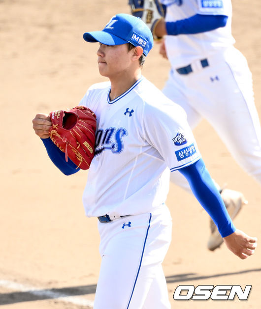 [OSEN=오키나와(일본), 조은정 기자]삼성 라이온즈가 화끈한 타격으로 챔피언을 제압했다. 삼성은 2일 오키나와 아카마구장에서 열린 KIA 타이거즈와의 연습경기에서 8-4로 역전승을 거두었다. 작년 홈런 1위의 팀답게 장타력을 앞세워 KIA 마운드를 무너뜨렸다. 오키나와 캠프 3승3패를 기록했다. 디펜딩 챔프 KIA는 4전 전패를 기록했다. 3일 KT 위즈와 마지막 경기를 갖는다. 이닝을 마친 삼성 배찬승이 더그아웃으로 향하고 있다. 2025.03.02 /cej@osen.co.kr