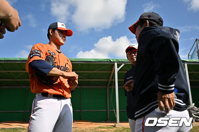 [OSEN=오키나와(일본), 조은정 기자] 한화 문동주가 불펜피칭을 마친 뒤 양상문 코치와 대화를 나누고 있다. 2025.02.27 /cej@osen.co.kr
