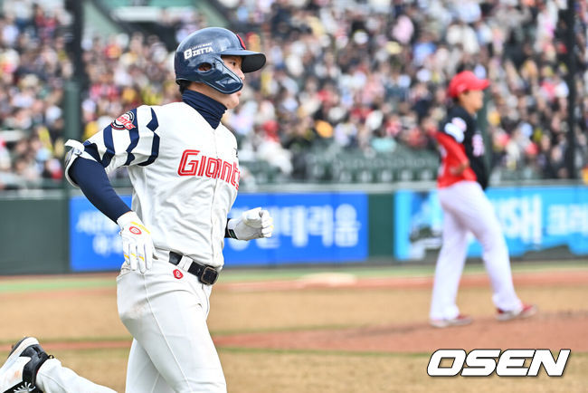 [OSEN=부산, 이석우 기자] 8일 부산 사직야구장에서 2025 신한 SOL 뱅크 KBO 리그 롯데 자이언츠와 KIA 타이거즈의 시범경기가 열렸다. 홈팀 롯데는 박세웅이 선발로 출전하고, 방문팀 KIA는 올러가 선발로 출전했다.롯데 자이언츠 나승엽이 6회말 1사 우월 솔로 홈런을 치고 그라운드를 돌고 있다. 2025.03.08 / foto0307@osen.co.kr