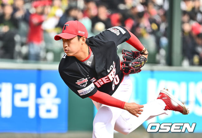 [OSEN=부산, 이석우 기자] 8일 부산 사직야구장에서 2025 신한 SOL 뱅크 KBO 리그 롯데 자이언츠와 KIA 타이거즈의 시범경기가 열렸다. 홈팀 롯데는 박세웅이 선발로 출전하고, 방문팀 KIA는 올러가 선발로 출전했다.KIA 타이거즈 김도현이 역투하고 있다. 2025.03.08 / foto0307@osen.co.kr