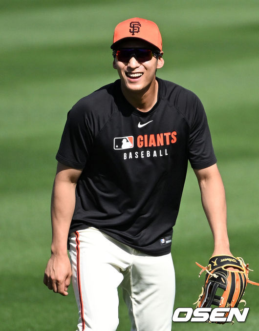 [OSEN=스코츠데일(미국), 이대선 기자] 1일(한국시간) 미국 애리조나주 스코츠데일 스타디움에서 2025 메이저리그 샌프란시스코 자이언츠의 스프링트레이닝이 진행됐다.8개월 가량 재활을 마친 샌프란시스코 자이언츠 이정후는 이제 메이저리그 데뷔 2년차 시즌을 준비한다. 샌프란시스코 자이언츠 이정후가 캐치볼을 하며 웃고 있다. 2025.03.01 / 