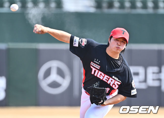[OSEN=부산, 이석우 기자] 9일 부산 사직야구장에서 2025 신한 SOL 뱅크 KBO 리그 롯데 자이언츠와 KIA 타이거즈의 시범경기가 열렸다. 홈팀 롯데는 반즈가 선발로 출전하고, 방문팀 KIA는 윤영철이 선발로 출전했다.KIA 타이거즈 황동하가 역투하고 있다. 2025.03.09 / foto0307@osen.co.kr