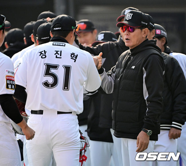 [OSEN=수원, 지형준 기자] 프로야구 KT 위즈가 시범경기에서 LG 트윈스 상대로 2연승을 거뒀다.  KT는 9일 수원 KT위즈파크에서 열린 2025 KBO리그 시범경기 LG와 경기에서 9-4 역전승을 거뒀다. 0-4로 뒤진 6회 타자일순하면서 7득점 빅이닝으로 경기를 뒤집었다. FA 보상선수 장진혁이 2타점 2루타 결승타와 함께 4타수 2안타 3타점으로 활약했다. 경기를 마치고 KT 이강철 감독이 장진혁과 승리 하이파이브를 하고 있다. 2025.03.09 / jpnews@osen.co.kr