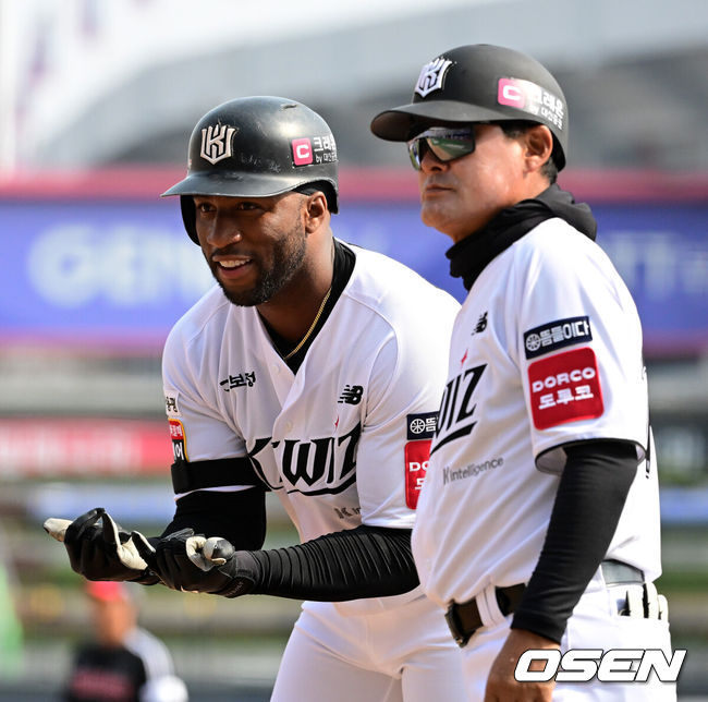 [OSEN=수원, 지형준 기자] 9일 오후 수원KT위즈파크에서  2025 신한 SOL뱅크 KBO 리그 시범경기 KT 위즈와 LG 트윈스의 경기가 열렸다.KBO리그 10개 구단은 오는 18일까지 시범경기 10경기를 소화한다. 2025시즌 개막전은 오는 22일 개최된다. 개막전 매치업은 LG-롯데(서울 잠실구장), KIA-NC(광주-기아챔피언스필드), SSG-두산(인천 SSG랜더스필드), KT-한화(수원 KT위즈파크), 삼성-키움(대구 삼성라이온즈파크)이다.6회말 1사 3루에서 KT 로하스가 1타점 우전 적시타를 날리며 기뻐하고 있다. 2025.03.09 / jpnews@osen.co.kr