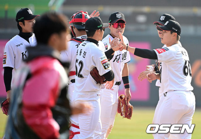 [OSEN=수원, 지형준 기자] 프로야구 KT 위즈가 시범경기에서 LG 트윈스 상대로 2연승을 거뒀다.  KT는 9일 수원 KT위즈파크에서 열린 2025 KBO리그 시범경기 LG와 경기에서 9-4 역전승을 거뒀다. 0-4로 뒤진 6회 타자일순하면서 7득점 빅이닝으로 경기를 뒤집었다. FA 보상선수 장진혁이 2타점 2루타 결승타와 함께 4타수 2안타 3타점으로 활약했다. 경기를 마치고 KT 선수들이 승리를 기뻐하고 있다. 2025.03.09 / jpnews@osen.co.kr