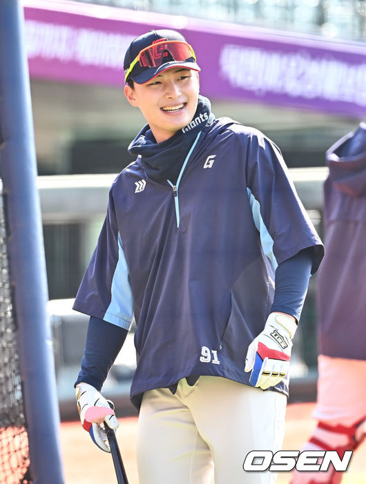 [OSEN=부산, 이석우 기자] 9일 부산 사직야구장에서 2025 신한 SOL 뱅크 KBO 리그 롯데 자이언츠와 KIA 타이거즈의 시범경기가 열린다. 전날 롯데는 KIA에 4-3으로 역전승했다.롯데 자이언츠 윤동희가 훈련을 하고 있다. 2025.03.09 / foto0307@osen.co.kr