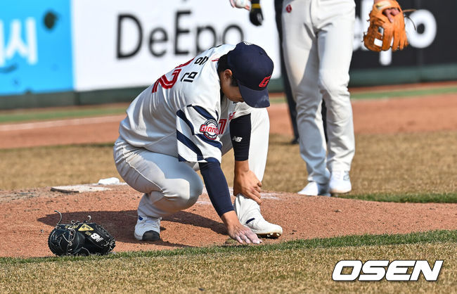 [OSEN=부산, 이석우 기자] 9일 부산 사직야구장에서 2025 신한 SOL 뱅크 KBO 리그 롯데 자이언츠와 KIA 타이거즈의 시범경기가 열렸다. 홈팀 롯데는 반즈가 선발로 출전하고, 방문팀 KIA는 윤영철이 선발로 출전했다.롯데 자이언츠 구승민이 9회초 KIA 타이거즈 김규성의 타구에 맞아 쓰러지고 있다. 2025.03.09 / foto0307@osen.co.kr