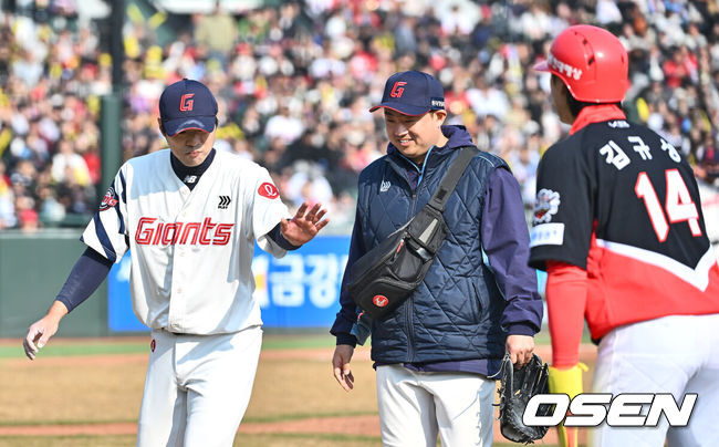 [OSEN=부산, 이석우 기자] 9일 부산 사직야구장에서 2025 신한 SOL 뱅크 KBO 리그 롯데 자이언츠와 KIA 타이거즈의 시범경기가 열렸다. 홈팀 롯데는 반즈가 선발로 출전하고, 방문팀 KIA는 윤영철이 선발로 출전했다.롯데 자이언츠 구승민이 9회초 KIA 타이거즈 김규성의 타구에 맞고 교체되면 사과를 받고 있다. 2025.03.09 / foto0307@osen.co.kr