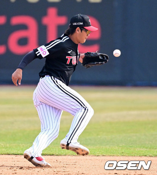 [OSEN=수원, 지형준 기자] 9일 오후 수원KT위즈파크에서  2025 신한 SOL뱅크 KBO 리그 시범경기 KT 위즈와 LG 트윈스의 경기가 열렸다.KBO리그 10개 구단은 오는 18일까지 시범경기 10경기를 소화한다. 2025시즌 개막전은 오는 22일 개최된다. 개막전 매치업은 LG-롯데(서울 잠실구장), KIA-NC(광주-기아챔피언스필드), SSG-두산(인천 SSG랜더스필드), KT-한화(수원 KT위즈파크), 삼성-키움(대구 삼성라이온즈파크)이다.6회말 1사 1,2루에서 LG 이영빈이 KT 김민혁의 중전 안타 타구를 놓치고 있다. 2025.03.09 / jpnews@osen.co.kr
