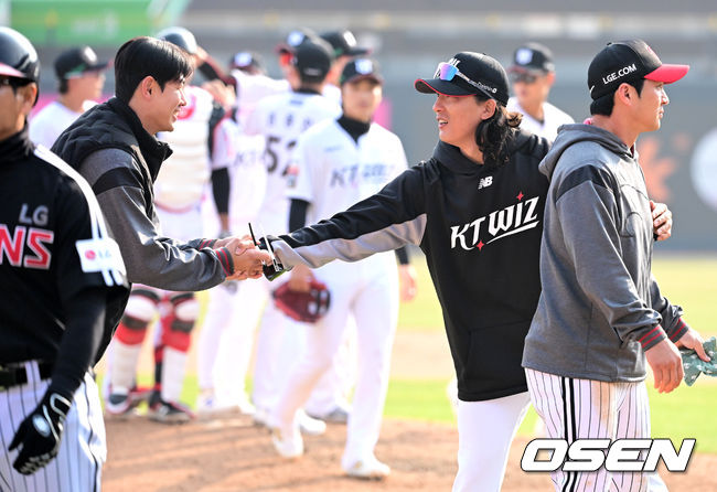[OSEN=수원, 지형준 기자] KT 최동환이 LG 홍창기를 비롯한 친정팀 선수들과 인사를 나누고 있다.