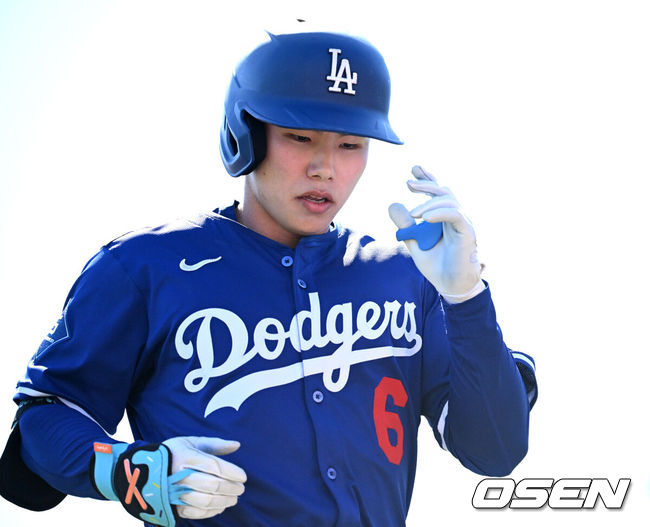 [OSEN=애리조나(미국), 이대선 기자] 26일(한국시간) 미국 애리조나주 글렌데일 캐멀백 랜치에서 2025 메이저리그 시범경기 LA 다저스와 시애틀 매리너스의 경기가 열렸다.김혜성은 다저스와 최대 3+2년 2200만 달러(약 320억원) 계약에 합의하며 메이저리그 진출에 성공했다.4회말 1사에서 LA 다저스 김혜성이 외야플라이로 물러나고 있다. 2025.02.26 / sunday@osen.co.kr