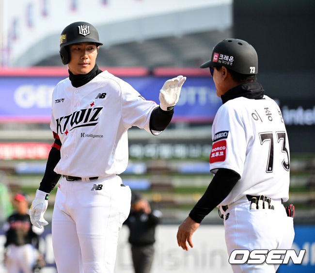 [OSEN=수원, 지형준 기자] 프로야구 KT 위즈가 시범경기에서 LG 트윈스 상대로 2연승을 거뒀다.  KT는 9일 수원 KT위즈파크에서 열린 2025 KBO리그 시범경기 LG와 경기에서 9-4 역전승을 거뒀다. 0-4로 뒤진 6회 타자일순하면서 7득점 빅이닝으로 경기를 뒤집었다. FA 보상선수 장진혁이 2타점 2루타 결승타와 함께 4타수 2안타 3타점으로 활약했다. 7회말 2사 2,3루에서 KT 장진혁이 적시타를 날리고 이종범 코치와 하이파이브를 하고 있다. 2025.03.09 / jpnews@osen.co.kr