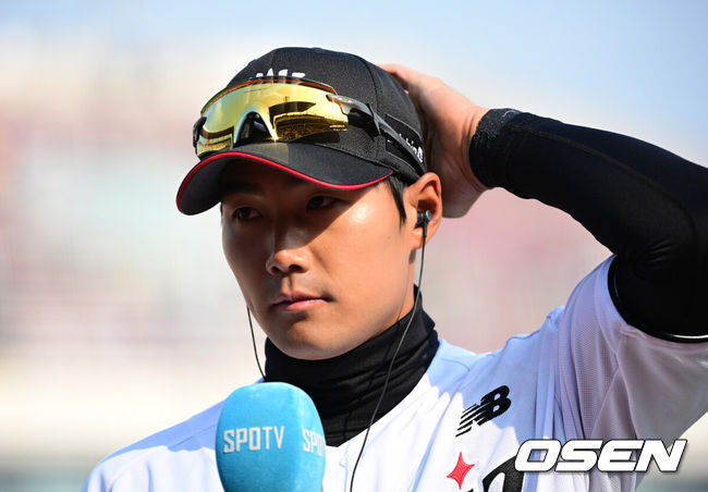 [OSEN=수원, 지형준 기자] 프로야구 KT 위즈가 시범경기에서 LG 트윈스 상대로 2연승을 거뒀다.  KT는 9일 수원 KT위즈파크에서 열린 2025 KBO리그 시범경기 LG와 경기에서 9-4 역전승을 거뒀다. 0-4로 뒤진 6회 타자일순하면서 7득점 빅이닝으로 경기를 뒤집었다. FA 보상선수 장진혁이 2타점 2루타 결승타와 함께 4타수 2안타 3타점으로 활약했다. 경기를 마치고 KT 장진혁이 방송 인터뷰를 하고 있다. 2025.03.09 / jpnews@osen.co.kr