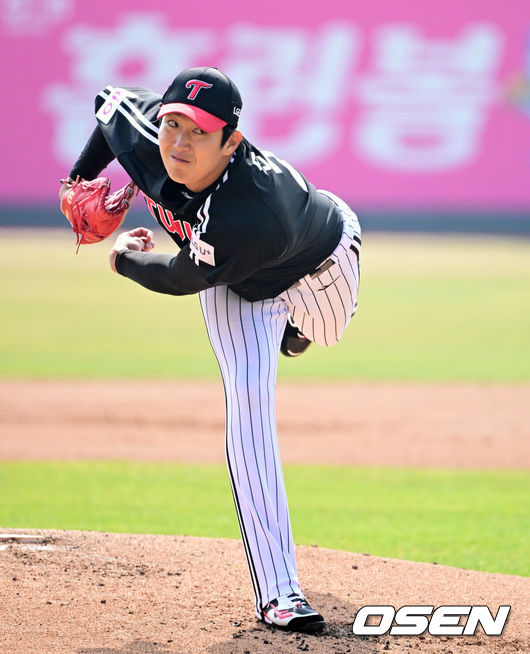 [OSEN=수원, 지형준 기자] 9일 오후 수원KT위즈파크에서  2025 신한 SOL뱅크 KBO 리그 시범경기 KT 위즈와 LG 트윈스의 경기가 열렸다.KBO리그 10개 구단은 오는 18일까지 시범경기 10경기를 소화한다. 2025시즌 개막전은 오는 22일 개최된다. 개막전 매치업은 LG-롯데(서울 잠실구장), KIA-NC(광주-기아챔피언스필드), SSG-두산(인천 SSG랜더스필드), KT-한화(수원 KT위즈파크), 삼성-키움(대구 삼성라이온즈파크)이다.1회말 LG 손주영이 역투하고 있다. 2025.03.09 / jpnews@osen.co.kr
